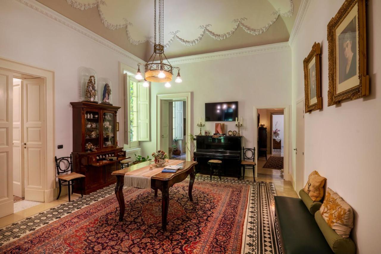 Palazzo Rollo Bed & Breakfast Lecce Bagian luar foto