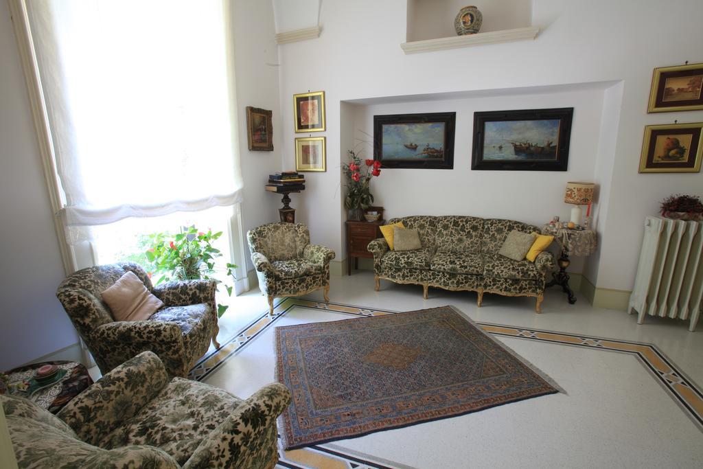 Palazzo Rollo Bed & Breakfast Lecce Bagian luar foto